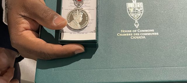 Sam décoré de la Médaille du couronnement du roi Charles III